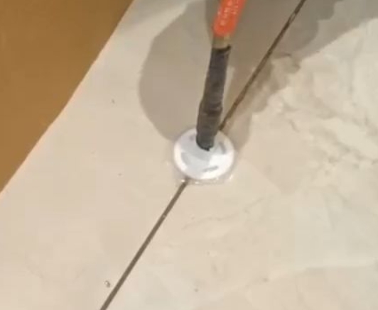 丹江口瓷砖空鼓维修公司专业解答瓷砖在铺贴过程中，如果没有涂抹均匀到位的粘结材料（如水泥砂浆或瓷砖胶），可能会导致以下问题